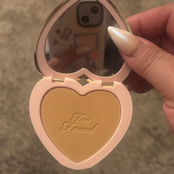 Too Faced Gold Heart-Shaped Compact - Picture 4 of 4